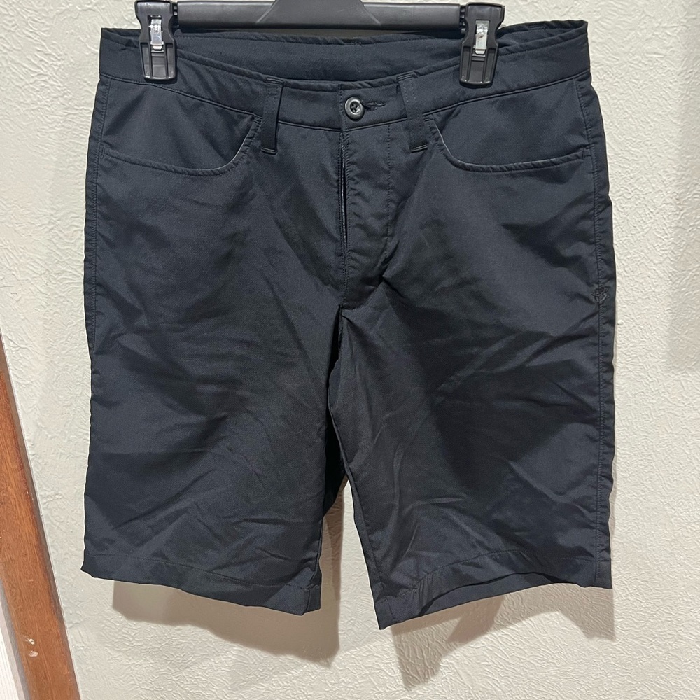Under Armour Men's Black Shorts Heatgear Loose Size 32 Like New Embroidered Logo